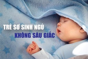 trẻ sơ sinh ngủ không sâu giấc