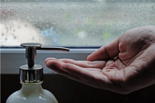 Rửa hoặc khử trùng tay thường xuyên